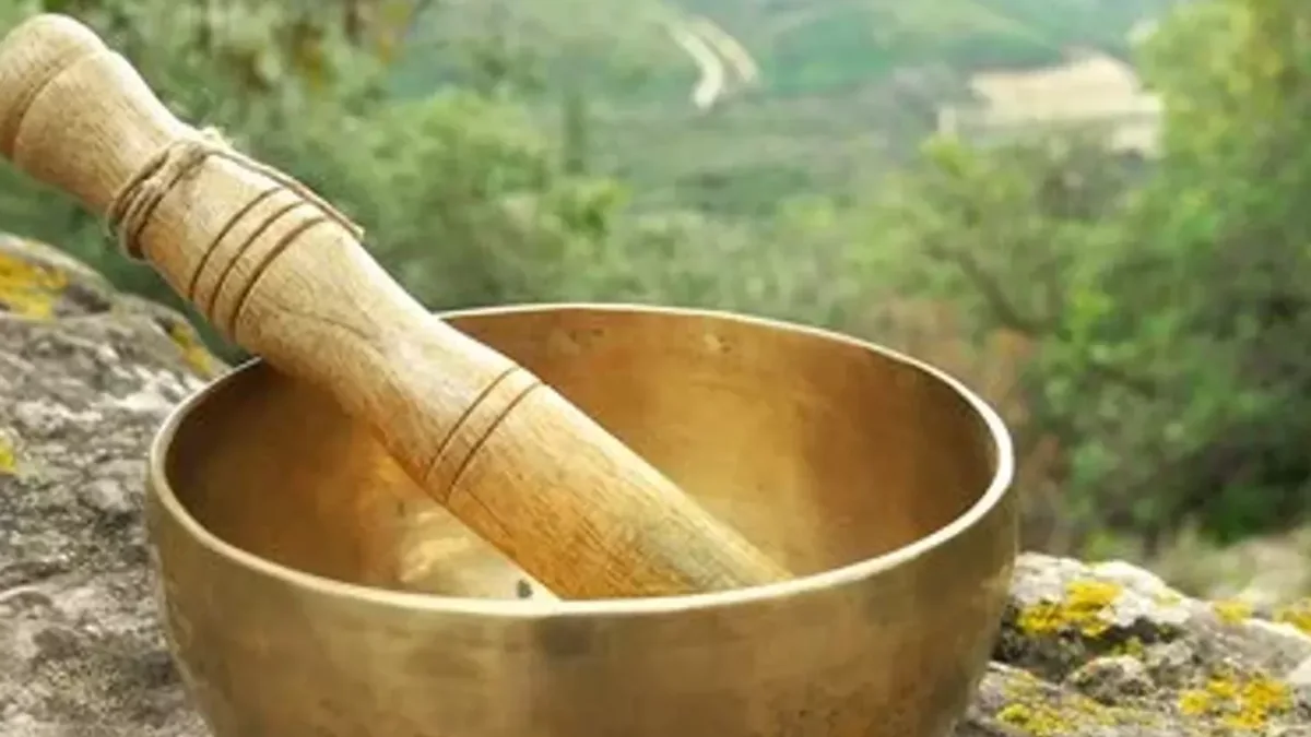 Singing bowl in the treatment setting of the MIEZ Longevity Institute